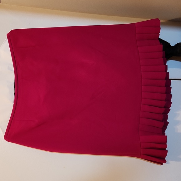 Tahari suit  beautiful cranberry color and skirt flirty pleats perfect condition - Picture 3 of 3